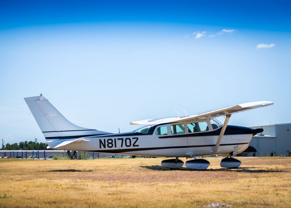 Cessna 205 N8170Z left rear low angle view showing fixed landing gear and wheel pants