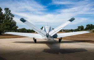 Rear view of the V-tail and wings of N474Z